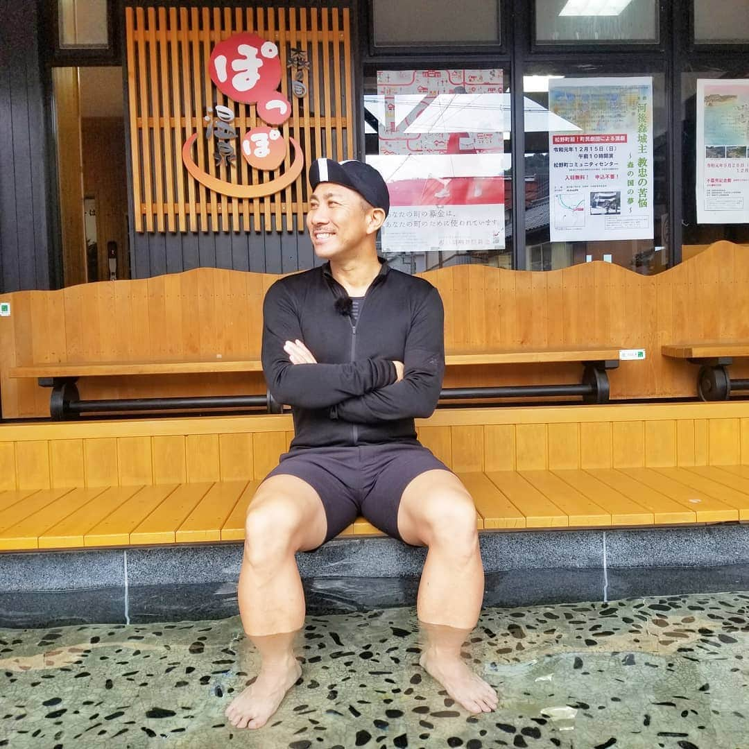 前園真聖さんのインスタグラム写真 - (前園真聖Instagram)「松野町の松丸駅にある足湯でしばし休憩🚴♨️ #松野町 #松丸駅 #ぽっぽ温泉 #前園真聖」11月25日 14時31分 - maezono_masakiyo