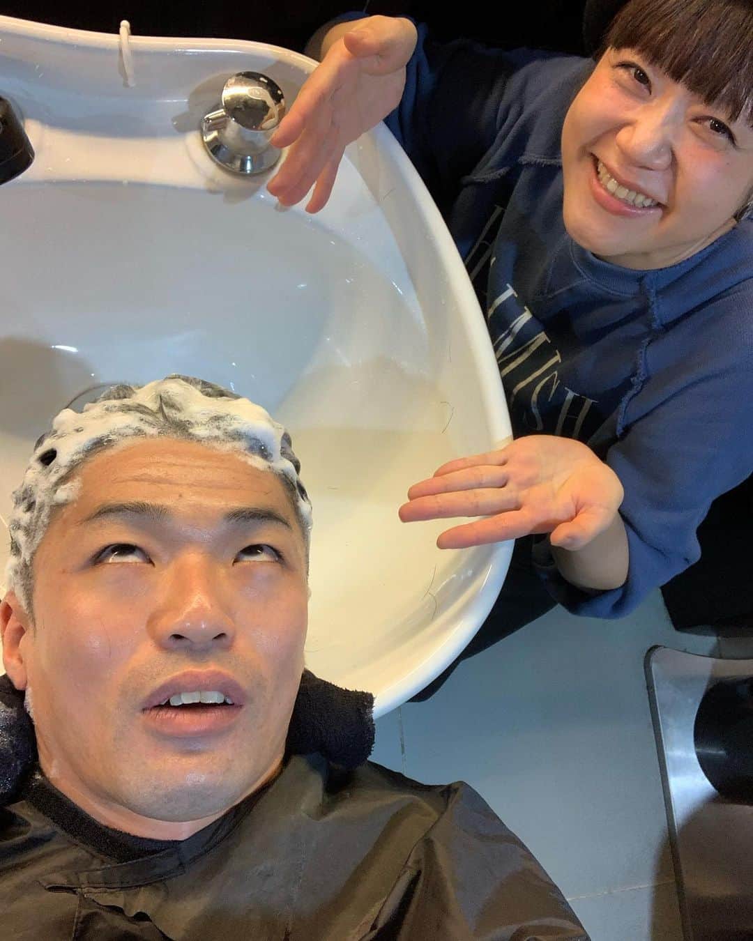 辻井亮平さんのインスタグラム写真 - (辻井亮平Instagram)「散髪してきたで。今日はいつも切ってくれる後輩まりブが働いてる店まで行ってきたで。いつもさんきゅーな！  #美容師芸人 #まりブ #店でシャンプーとか #4年ぶりくらいやったな #最高に気持ち良かったで #山さん」11月25日 14時35分 - aironhed_tsujii