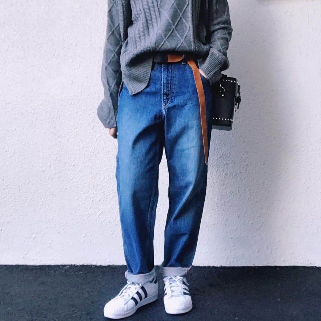 のインスタグラム：「UNIQLOのMEM'Sジーンズ、ゆるっと履くには丁度良い😃 久々にヘルタースケルター観たんだけど、沢尻エリカがやっぱり可愛くて、本当にもったいない😭  #UNIQLO #ユニクロコーデ #メンズファッション #ユニクロ #adidasoriginals #ootd #ハイネックニット (C3863) #セットアップ：#神戸レタス @kobe_lettuce #woomy #ヘルタースケルター」