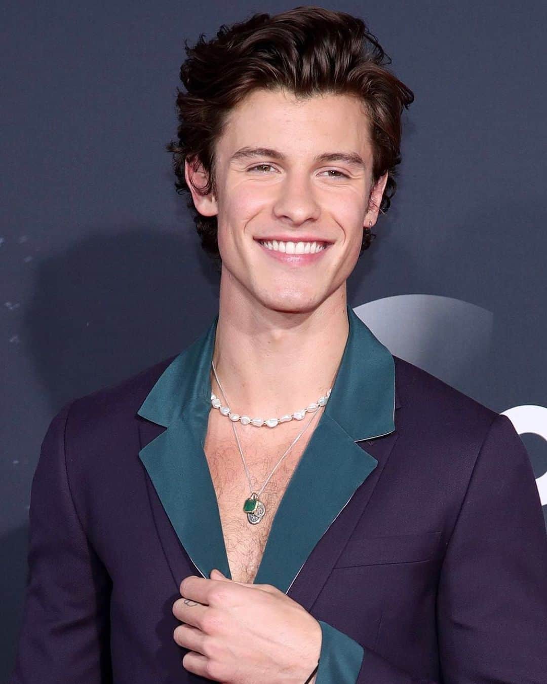 のインスタグラム：「@shawnmendes wore our Beaded Choker with Baroque Pearls to the AMAs tonight 🔥🔥 #Nialaya #NialayaMen #ShawnMendes #AMAs」