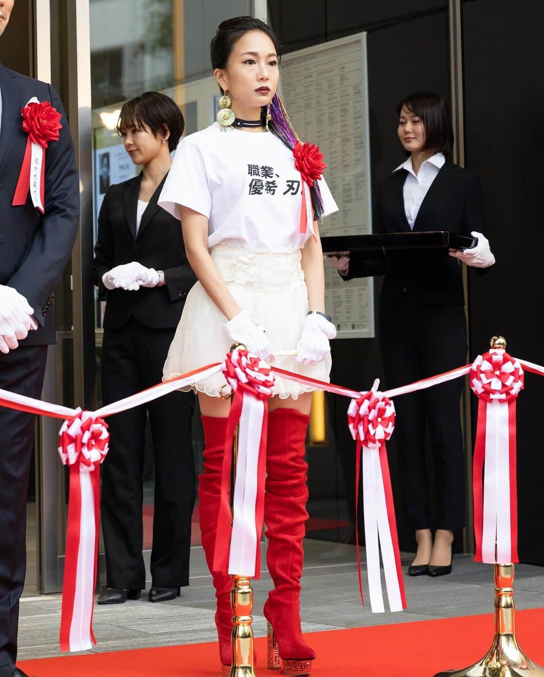 Fashionsnap.comさんのインスタグラム写真 - (Fashionsnap.comInstagram)「【#ニュース_fs 】2016年の休業から約3年を経て生まれ変わった「渋谷パルコ」がグランドオープンを迎えました。初日は予定していた営業開始時間を45分早め、9時15分にオープン。雨が降るなか開店前から約2,500人が行列を作り、コートやマフラー、カイロなどで防寒対策をして待機する姿が多く見られました。 渋谷パルコの正面玄関ではグランドオープンに先駆けてオープニングセレモニーが開催。俳優の佐々木蔵之介さん、アーティストコレクティブ「Chim↑Pom」のエリイさん、双子のインフルエンサーAMIAYAさん、アーティスト集団「東京ゲゲゲイ」のMIKEYさんなど渋谷パルコに縁のある人たちが登壇しました。 #渋谷パルコ #渋谷 #佐々木蔵之介 #東京ゲゲゲイ」11月25日 14時43分 - fashionsnapcom