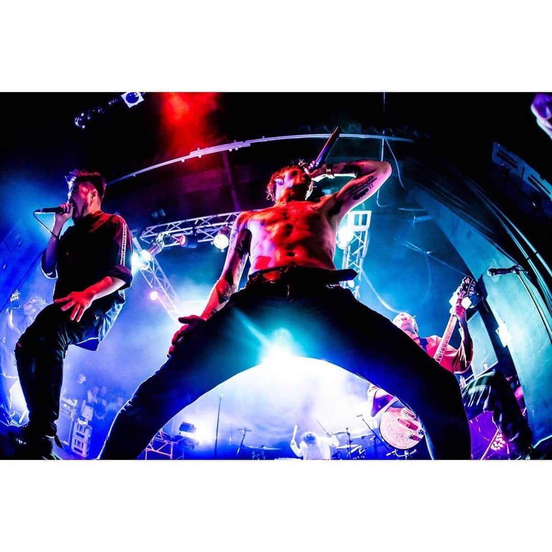のインスタグラム：「Crossfaith ( @crossfaithjapan ) ﻿ 2019.11.22 @ 神戸 HARBOR STUDIO ﻿ photo by 青木カズロー(cazrowAoki)﻿ ﻿ #Crossfaith #写殺﻿ #人間が生きている瞬間﻿ #生きてなきゃ殺せない﻿ #殺してぇから生きてくれ」
