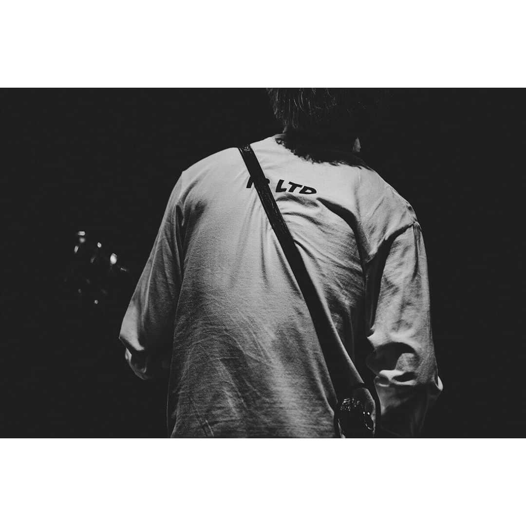 のインスタグラム：「此処に写るのは﻿ ギターを背負う者と﻿ ギターに背負わされるモノ﻿ ﻿ 📸青木カズロー﻿ ﻿ #SUPERBEAVER﻿ #柳沢亮太﻿ #写殺」