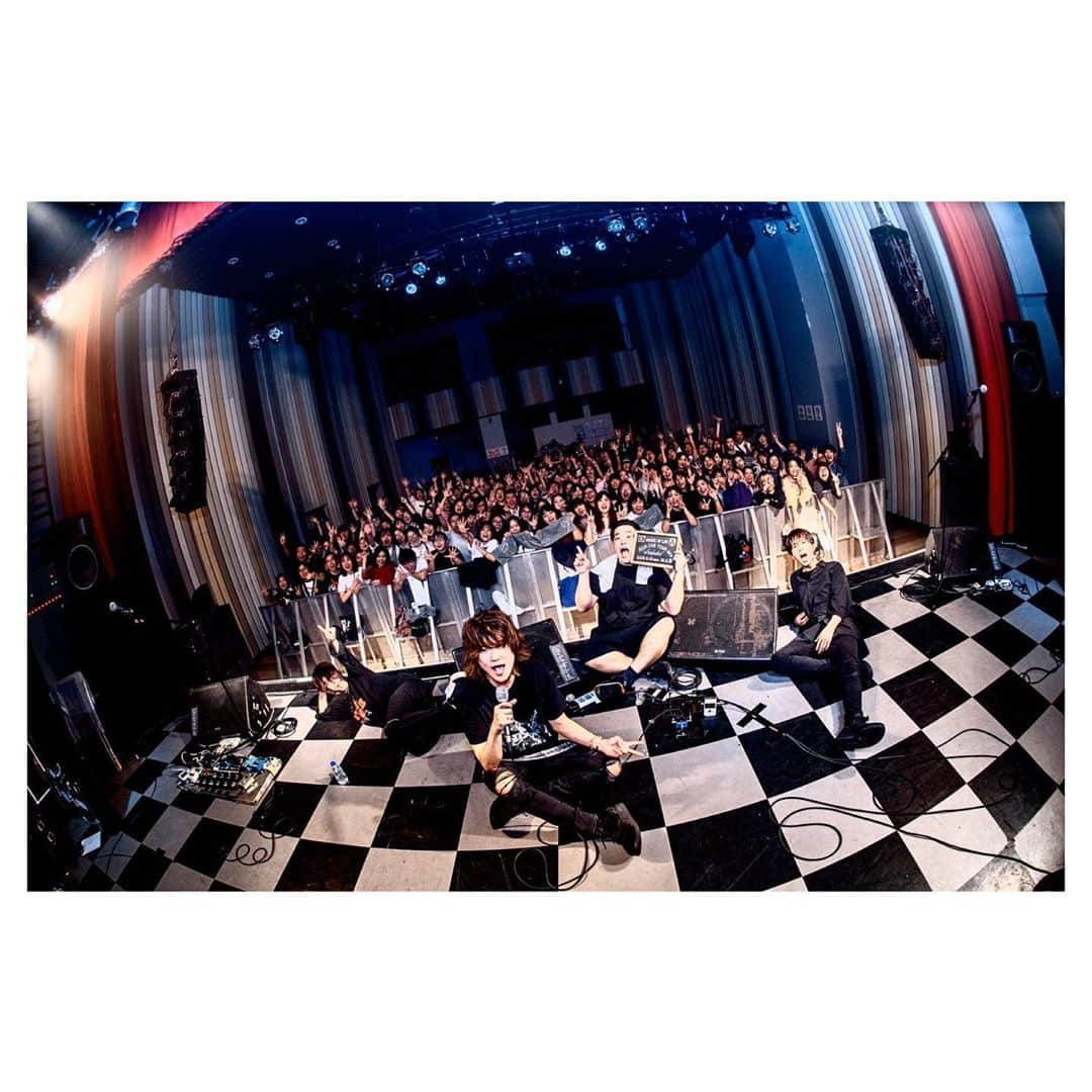 高津戸信幸のインスタグラム：「Wanderer Tour 2019 上海公演  我会再来看你  谢谢  photo by @jerryhubrit  #上海 #shanghai #wanderer #magicoflife #livehunter #ライブハンター」