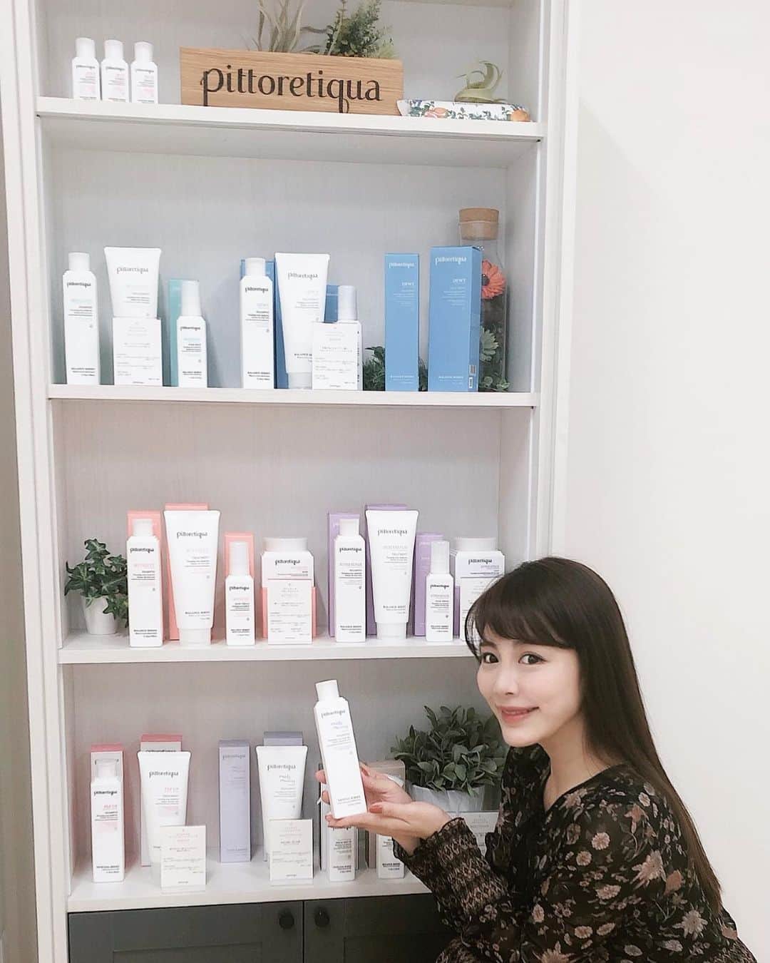 美馬怜子のインスタグラム：「久しぶりの大阪〜😄 . 今日はタカラベルモント さんのショールームでヘッドスパとトリートメントをして頂きました💖✨ 私も家で愛用しているPittoretiquaでフルコース💕 . 普段は、マイルドandマミーのお肌や髪に優しいシリーズを使っています🥰 . 息子とのお風呂タイムがマンダリンの香りに包まれてリラックスタイムになっていますよー🌸 . 今日は頭皮の整体までしていただき、寝不足顔がシャキッと✨しました😉 . 会社には大きな大きなクリスマスツリー🎄✨ 1か月後のクリスマスが一気に楽しみになりますね💖 . #ヘアケア #ピトレティカ #ピトレティカヘッドスパ #頭皮の整体 #サロン専売品 #pittoretiqua #beautyday #haircare」