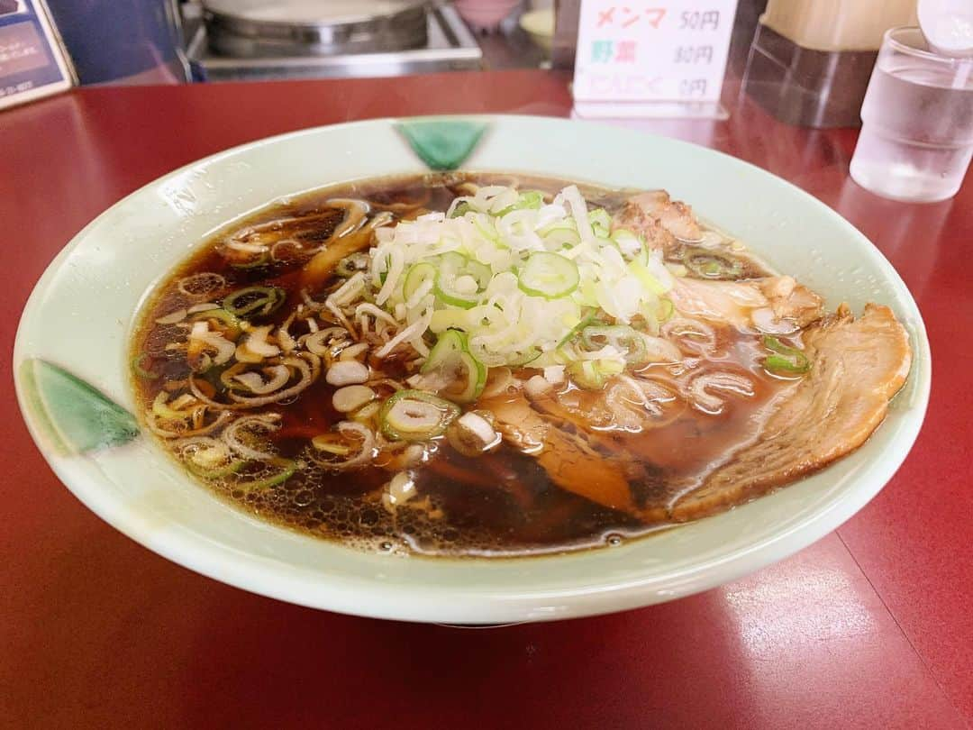 SUSURUさんのインスタグラム写真 - (SUSURUInstagram)「富山ブラックライクなラーメン！ ラーメンの前にサイダーがサービスで提供されます🍸 濃ゆい味の醤油スープでインパクトは抜群。 チャーシューやネギなどは提供直前に切っていてこだわりを感じます🐷 富山ブラックにはマストなブラックペッパーは卓上で補うタイプ。 ブラペは刺激が強いので、自分で好きな量をかけて調節できるこのスタイルも良いなと思いました🍥 #susuru_tv #1456日目 #大長 #高岡市 #富山 #らーめん #食前サイダー  #ラーメン #らーめん #ramen #ラーメン部 #ramennoodles #毎日ラーメン生活 #麺スタグラム #japaneseramen #japanramen #foodstagram #foodie #noodles #instanoodle #instaramen #instafood #susururecommended #富山ブラック #富山ラーメン」11月25日 14時48分 - susuru_tv