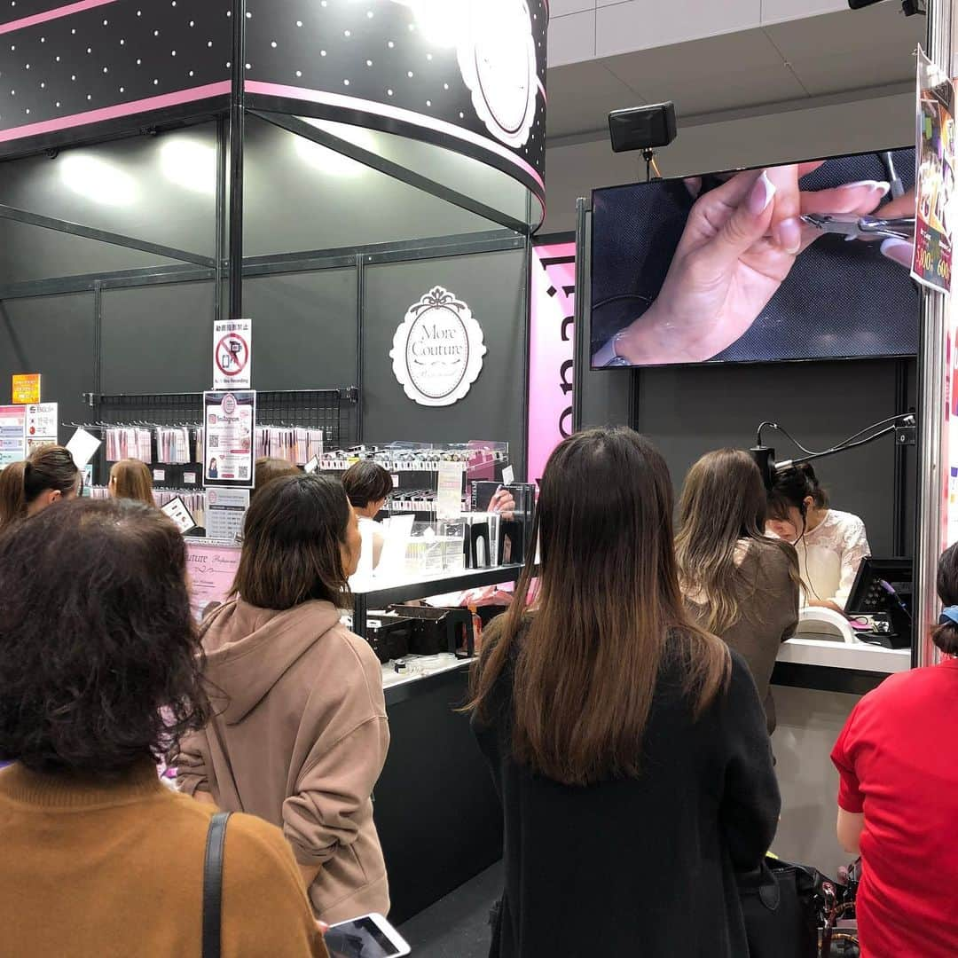 エリコネイルさんのインスタグラム写真 - (エリコネイルInstagram)「. ✨NAIL EXPO2019✨ 【山浦あゆ美先生 @ayukoro 】 デモンストレーション中🎀 ✅11月25日（月）14:20〜15:20  エレガントで美しいジェルフレンチのデモンストレーションを是非間近でご覧下さい✨ . まだ間に合います💨💨 . . モアブースは👇 東京ビッグサイト 南棟 1階 A-403  #山浦あゆ美先生 #デモンストレーション #demonstration #タイムスケジュール  #gelfrench #pythonnail #ribbonnail  #nailexpo #東京ネイルエキスポ #ネイルエキスポ2019  #morecouture #モアクチュール  #erikonail #エリコネイル  #nail #nails #nailart #gelart #네일#젤네일 #美甲」11月25日 14時55分 - morecouture_jp