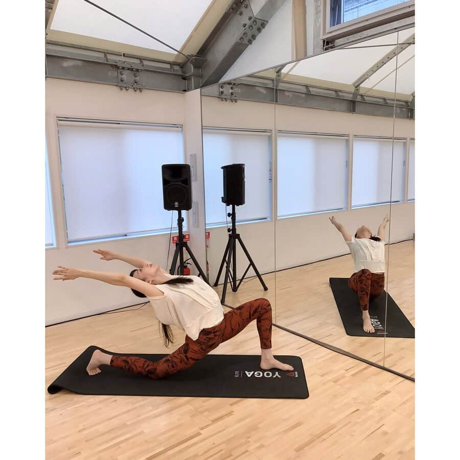 海隼人（有馬佐織）さんのインスタグラム写真 - (海隼人（有馬佐織）Instagram)「一昨日の @yogajournal_japan  シャレボンpresents ×スポーツクラブジェクサーさんのイベントヨガ 🌼 🌼 ヨガジャーナル誌面でも担当した LAVONSのおしゃれ着洗い洗剤 シャンパンムーン🥂の香りとネーミングからイメージしたレッスン🌙✨ 特集でも組まれていた ヒップupや脚痩せ、くびれのシークエンスは入れつつも、柔らかい女性らしさを忘れずに考えさせて頂きました🌟 皆さまありがとうございました🌝✨ ・ ・ #ヨガジャーナル#日本版 #スポル品川大井町 #ジェクサー#スポーツクラブ #yoga#ヨガ#anjaneyasana #ヨガイベント#ヨガレッスン #シャレボン#おしゃれ着洗い#lavons #yogasequence ・ #yogawear #ambassador  @glaz_respirer_japan  #glazrespirer#グラズレスピレ #respirer#レスピレ #b_connect_store  #sweater#khaki #yogainstructor#yogateacher  #ヨガインストラクター #宝塚og #元宝塚 #海隼人」11月25日 14時57分 - saorimahalo