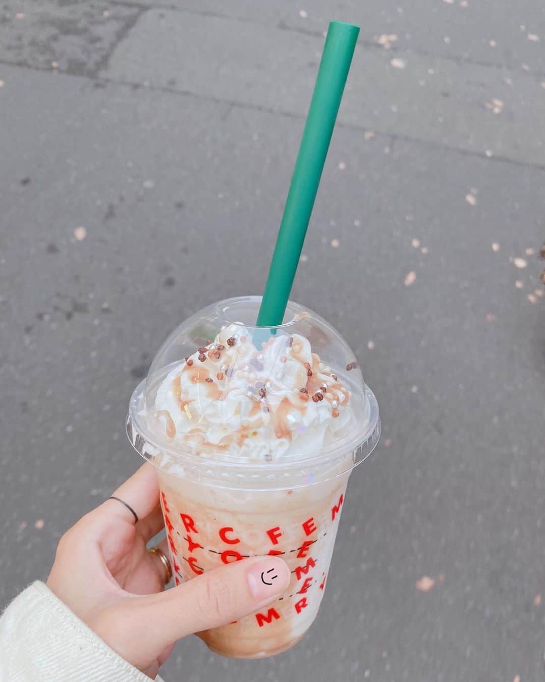 福長優のインスタグラム：「♡ 🌿❄️🎄🍃 #starbucks」