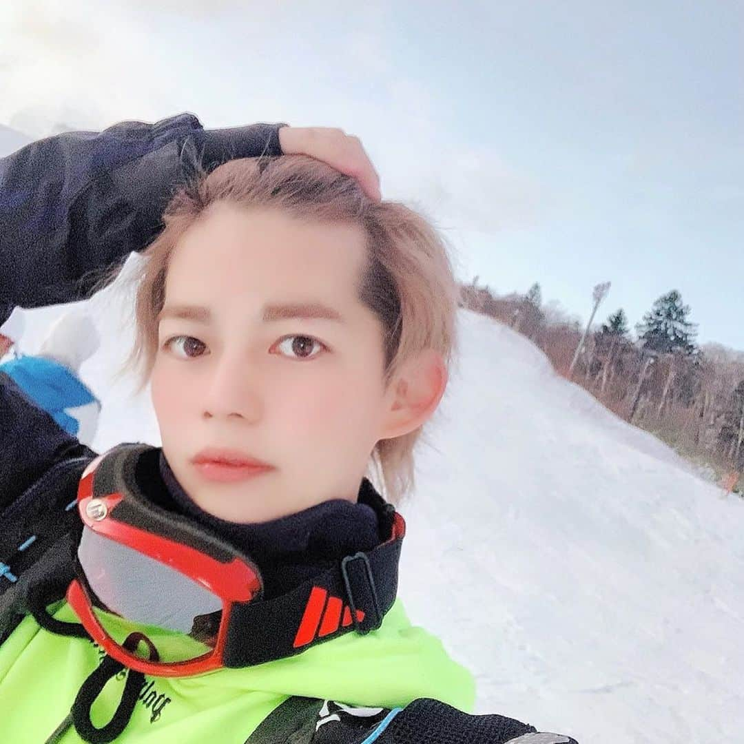 春木開さんのインスタグラム写真 - (春木開Instagram)「スノボーも恋愛も滑れないんです🤪⛄️❄️🏂﻿ ﻿ SLIDE🔜﻿ #北海道﻿ #スノボー﻿ #運動神経悪いパリピ﻿」11月25日 15時05分 - haruki.kai