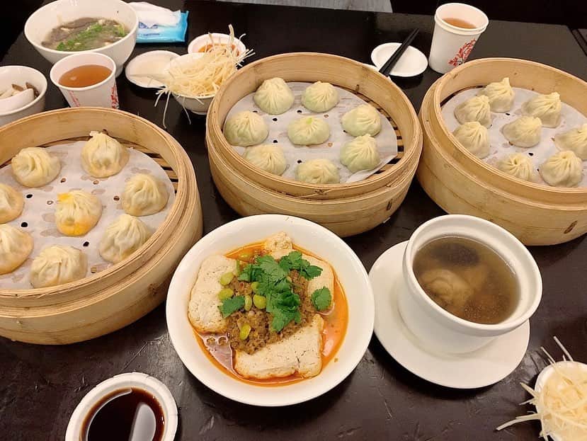 麻衣愛さんのインスタグラム写真 - (麻衣愛Instagram)「台湾で食べた小籠包🇹🇼 . 人生ではじめて臭豆腐を食べました!! 美味しいっていう人は、においは臭いけど味は美味しいよって言うから食べたけれど、においも味も臭かったです。全然意外性とかなくて、本当においのまんまでした🙀💦笑笑 . . 杭州小篭湯包（ハンゾウシャオロンタンバオ）っていうお店に行ったよ!!💗1時間くらい並びました✨  #杭州小篭湯包 #台湾 #台湾旅行 #台湾女子旅 #台北 #小籠包 #台湾料理 #台湾菜 #很好吃 #Taipei #Taiwan」11月25日 15時06分 - maiaiii_0814