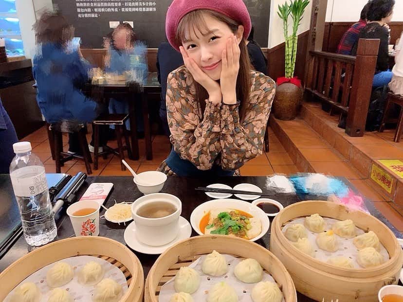 麻衣愛さんのインスタグラム写真 - (麻衣愛Instagram)「台湾で食べた小籠包🇹🇼 . 人生ではじめて臭豆腐を食べました!! 美味しいっていう人は、においは臭いけど味は美味しいよって言うから食べたけれど、においも味も臭かったです。全然意外性とかなくて、本当においのまんまでした🙀💦笑笑 . . 杭州小篭湯包（ハンゾウシャオロンタンバオ）っていうお店に行ったよ!!💗1時間くらい並びました✨  #杭州小篭湯包 #台湾 #台湾旅行 #台湾女子旅 #台北 #小籠包 #台湾料理 #台湾菜 #很好吃 #Taipei #Taiwan」11月25日 15時06分 - maiaiii_0814