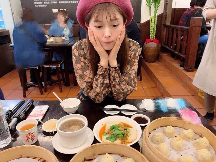 麻衣愛さんのインスタグラム写真 - (麻衣愛Instagram)「台湾で食べた小籠包🇹🇼 . 人生ではじめて臭豆腐を食べました!! 美味しいっていう人は、においは臭いけど味は美味しいよって言うから食べたけれど、においも味も臭かったです。全然意外性とかなくて、本当においのまんまでした🙀💦笑笑 . . 杭州小篭湯包（ハンゾウシャオロンタンバオ）っていうお店に行ったよ!!💗1時間くらい並びました✨  #杭州小篭湯包 #台湾 #台湾旅行 #台湾女子旅 #台北 #小籠包 #台湾料理 #台湾菜 #很好吃 #Taipei #Taiwan」11月25日 15時06分 - maiaiii_0814