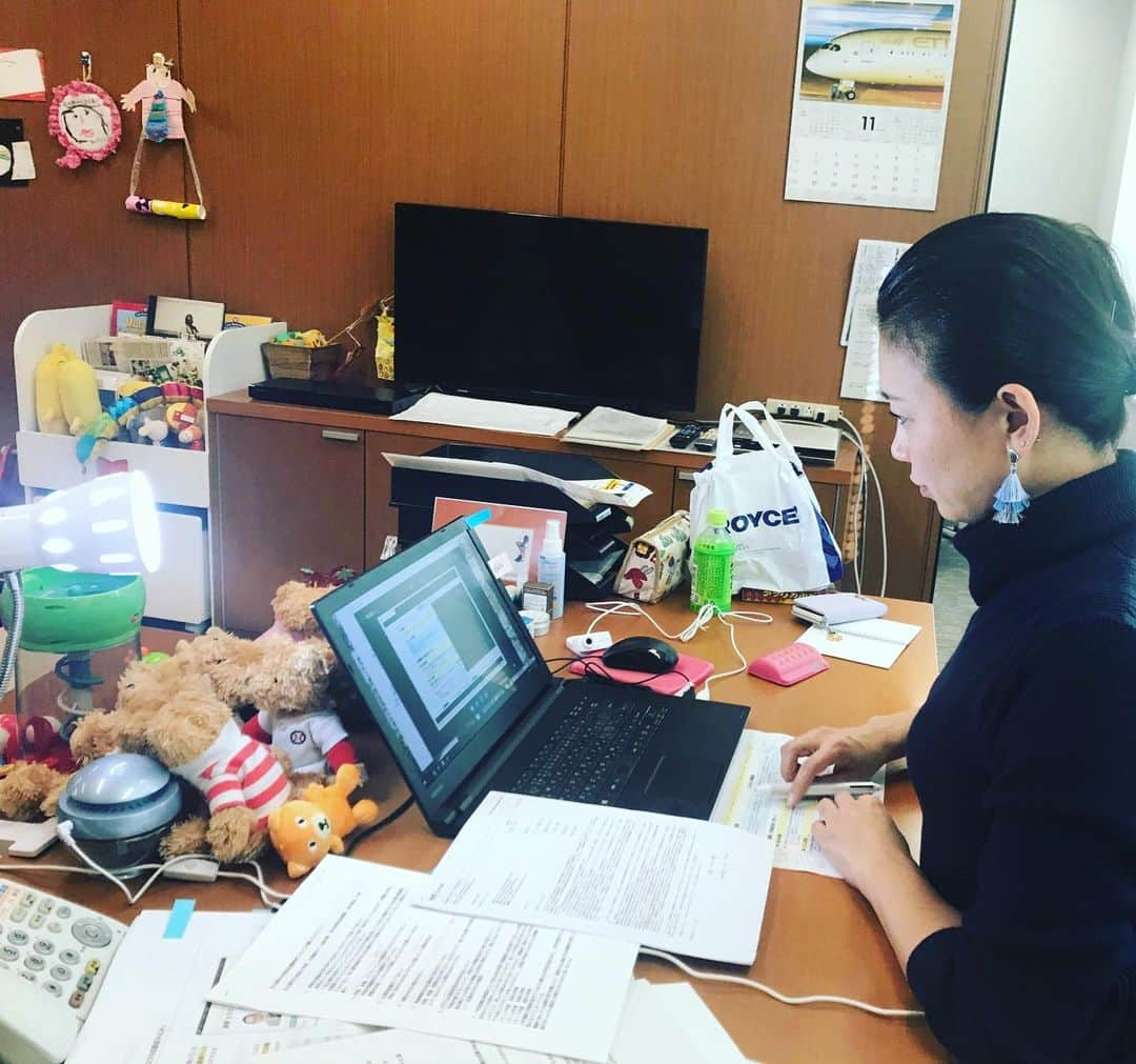 伊藤孝恵さんのインスタグラム写真 - (伊藤孝恵Instagram)「厚労省若手チーム提案の「オンラインレク」。今日は放課後等デイサービスの基準省令について教えて頂きました。前回、顔が暗くて見えないとのご指摘があったのでライトを購入→顔面照射してみました。お互いの表情が見えるのって大事😘　#ライトあつくて #汗だくになるけど　#平気」11月25日 15時10分 - itotakae