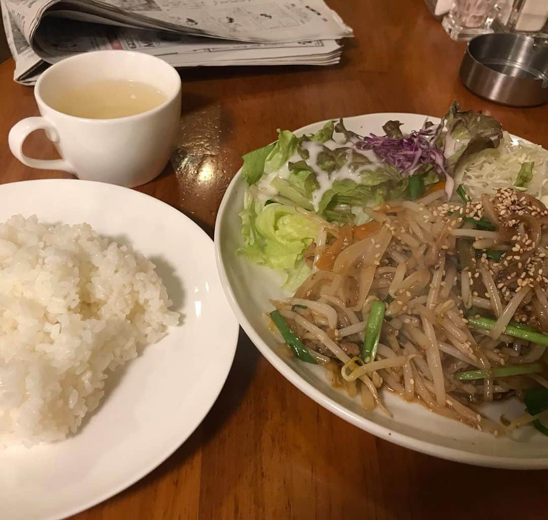 じろうさんのインスタグラム写真 - (じろうInstagram)「仕事前に銀座ぶらぶら。 いい面構えの洋食屋さん見つけたから入ってみた。おかずのボリューム！美味しかったしタバコも吸えるし古めの洋楽がずっと流れててお店の雰囲気も良かった🙆‍♀️ また行きたい🙋‍♀️」11月25日 15時10分 - sissonne_jiro