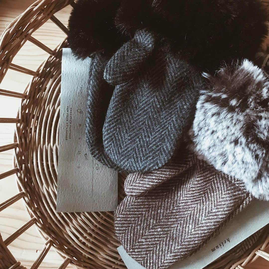 Yuiのインスタグラム：「. mitten こちらはボルドーとグレーの2色を 9yくらいまでの3サイズご用意しました。 (2-3yサイズは目尻の下がる小ささです) . ヘリンボンウールとファーの組み合わせが シックな雰囲気ですが お出かけ前にサッと気軽にはめれるので 本格的に寒くなるこれからの季節に とても重宝する一双です🤲 . @this___tokyo にて お取り扱い頂いております。」