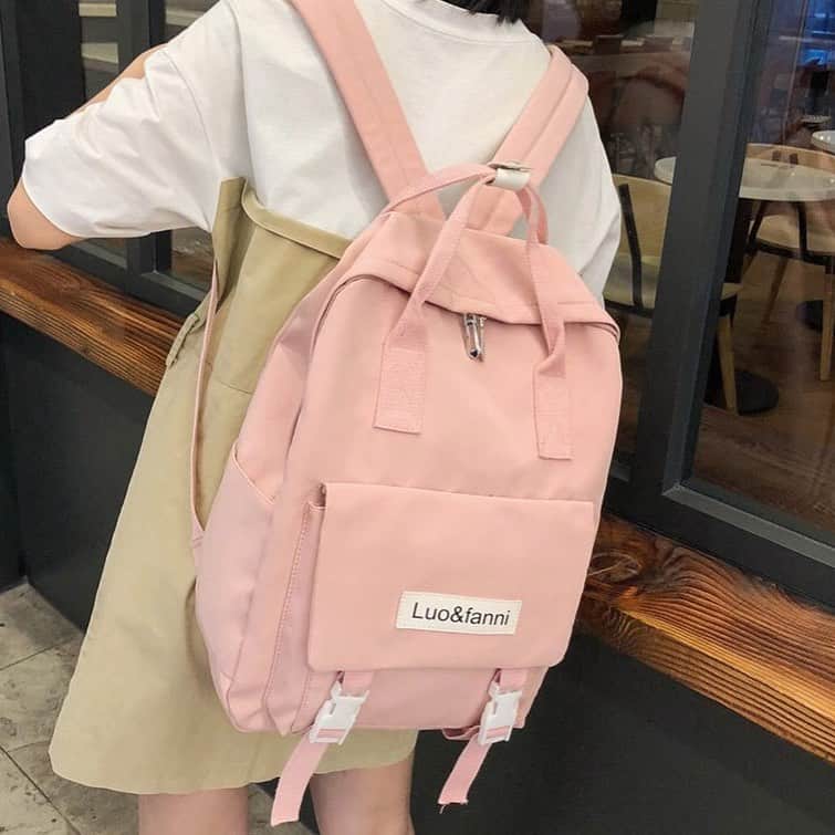 のインスタグラム：「見た目のおしゃれさと使いやすさを兼ね備えたオススメリュック。 A4サイズがすっぽり収まる容量と、充実のサブポケットで収納力もバッチリです。 日々のコーデに取り入れやすいシンプルなデザイン♪ 一つ持っておくと重宝すること間違いなし。 . お求めはコチラから▼▼ @maison_de_latir #maison_de_latir #https://shop-list.com/women/brand/maison-de-latir/」