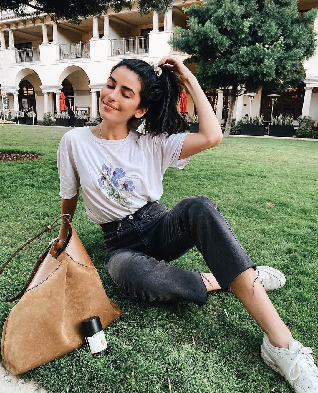 Sazan Hendrixさんのインスタグラム写真 - (Sazan HendrixInstagram)「It’s my favorite time of year and all I want to do is eat my famous turkey chili, wear comfy clothes and enjoy this cozy weather we’re having 😌 Also can’t get enough of my @eachandeverycompany natural deodorant. My goal is to try all the scents 🙌🏼 Swipe and check my stories to see my current fave ✨ Use code SAZAN for 20% off of your own 🍂#eachandeveryambassador #happymonday」11月26日 2時18分 - sazan