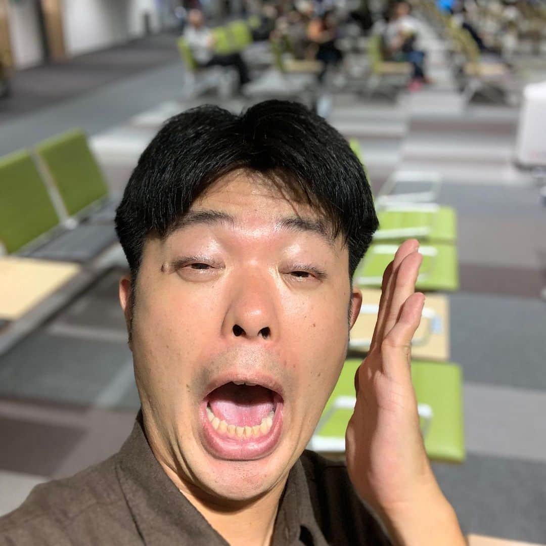 西川晃啓のインスタグラム：「気絶の毎日  仕事が終わって気絶  #あるある探検隊#レギュラー#気絶#気絶の日々#ギャグ#取材#渋谷区#デイサービス#自転車#疲れる#雨#洗濯#乾かない」