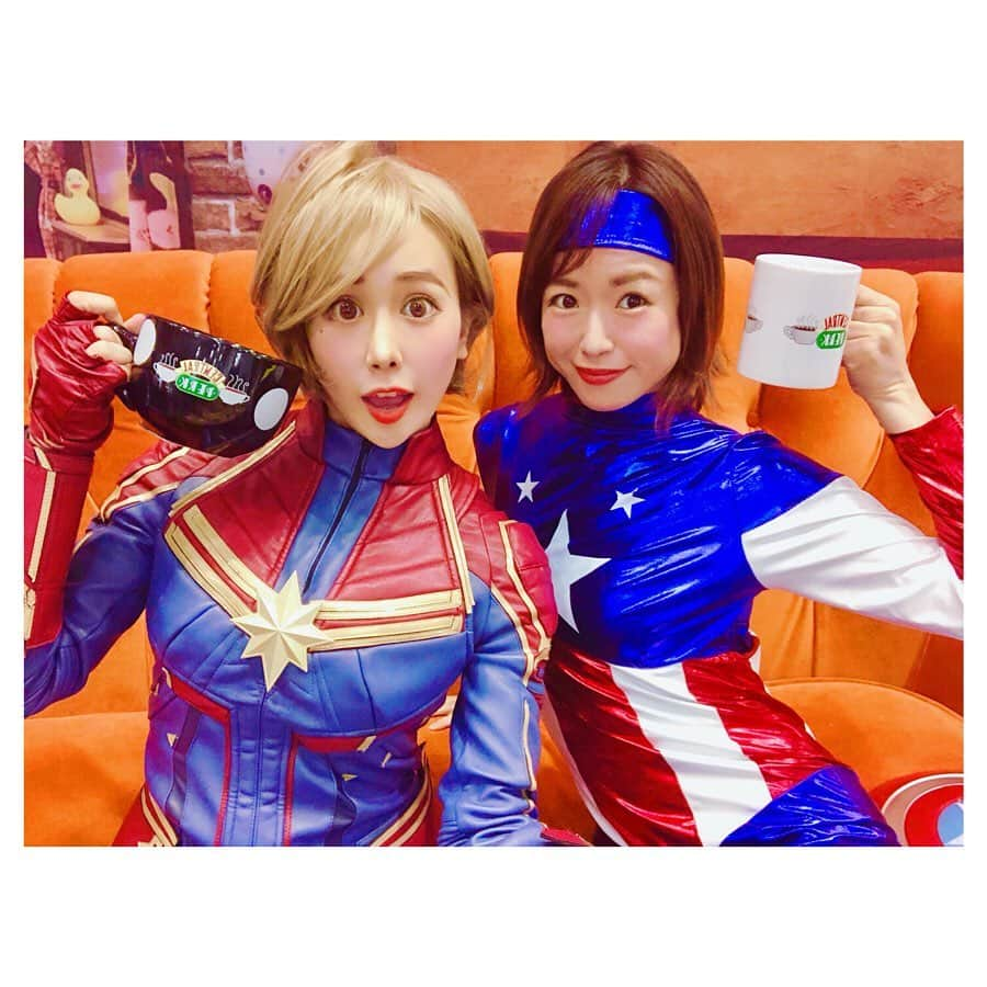 日向カンナさんのインスタグラム写真 - (日向カンナInstagram)「東京エンタメ女子〜アメコミ部〜🦸‍♀️ シエルちゃんも、家にTSUTAYAがあるくらい海外ドラマに詳しくて♪これは、アメコミ女子も結成しようっと話をして更にテンション上がってます🙌✨✨ ・ キャプテンマーベルが私の憧れる女性ヒーローだから、オーダーメイドで衣装も作ったけど、実は結構ガモーラとかもやってみたい💓 ・ それにしてもピッチリのサイズで作ったから伸びなくて、足とか上がんないから、来年のファッションショーは考えないとだね🦸‍♀️💦 ・ 私には何のキャラクターが似合いそうですか😊🌷？ ・ #東京コミコン #東京コミコン2019 #コスプレ #marvel #アベンジャーズ  #hero #強い女性 #衣装 #オーダーメイド #キャプテンマーベル #キャプテンアメリカ #スーパーマン #ショートヘア #金髪 #東京エンタメ女子 #映画 #映画好き #洋画好きな人と繋がりたい #映画好きな人と繋がりたい #コスプレ女子 #パフォーマー #エンターテイナー」11月26日 0時51分 - kanna_hinata