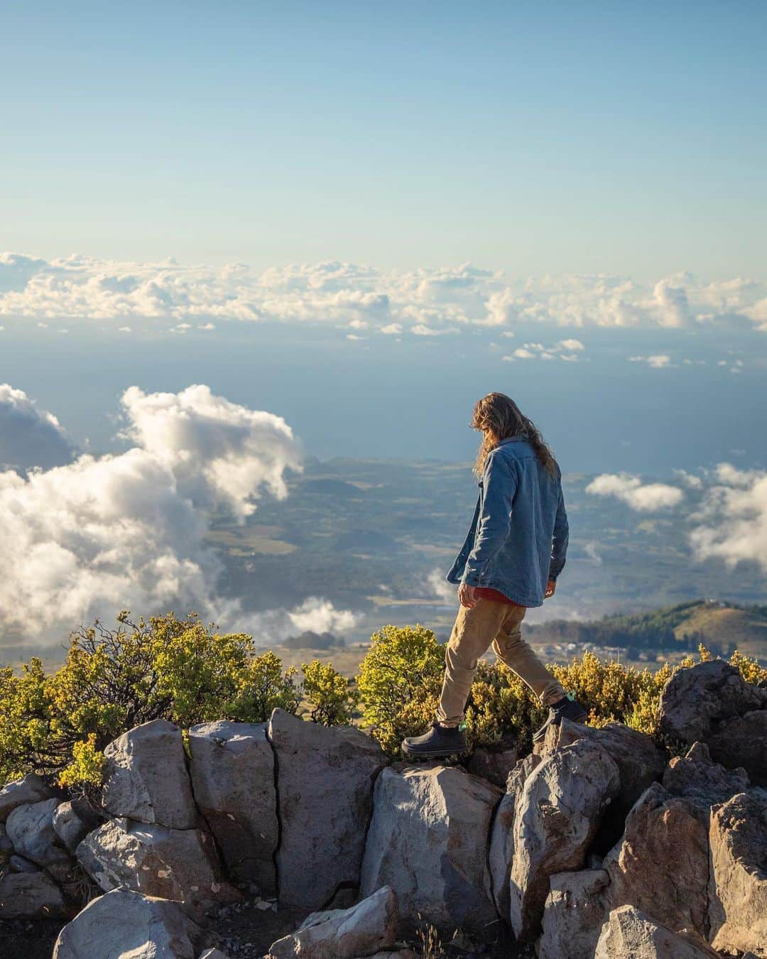 のインスタグラム：「“It’s basically gotta take me from the top of the mountain out to the middle of the ocean.” @MattMeola, talking about his new favorite boot—Chiba Journey LX. #veganshoes #Sanuk #SmilePassItOn」