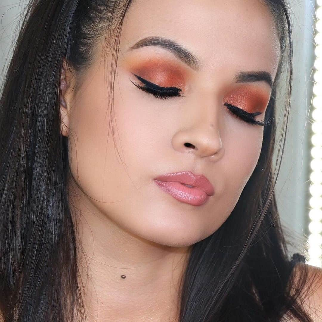 Too Facedさんのインスタグラム写真 - (Too FacedInstagram)「Gingerbread glam GOALS 🤩 @adrilunamakeup completes her look with our Gingerbread Extra Spicy Eyeshadow Palette, Gingerbread Bronzed and Kissed Set, Gingerbread Spice Eye Shadow Palette, and Gingerbread Sugar Body Shimmer! #regram #toofaced」11月26日 1時00分 - toofaced