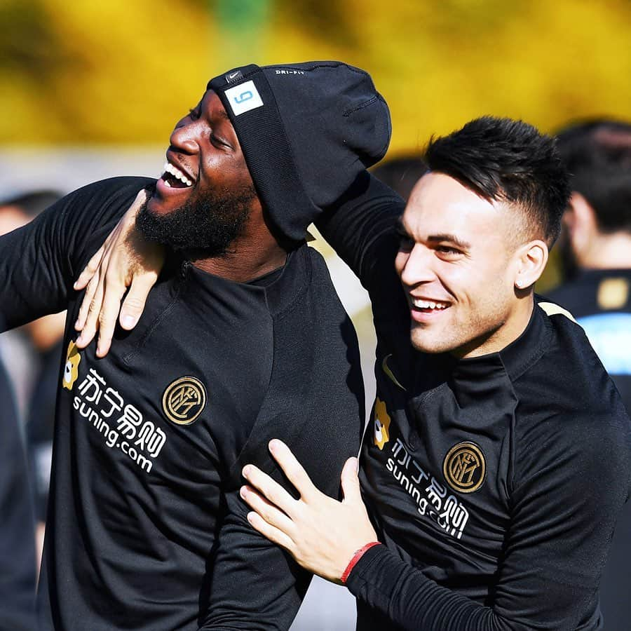 インテルナツィオナーレ・ミラノさんのインスタグラム写真 - (インテルナツィオナーレ・ミラノInstagram)「SMILING AND TRAINING 😃💪🏼⚽️ Tag your teammate in the comments! #Inter #ForzaInter #Lukaku #Lautaro #Training #Football」11月26日 1時02分 - inter