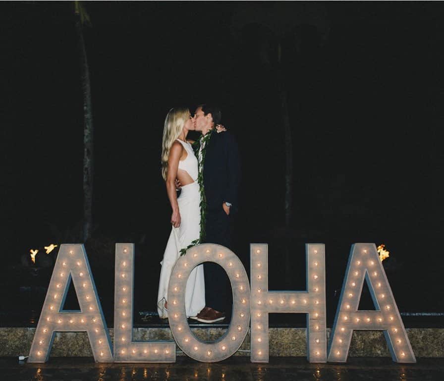 エマ・コバーンさんのインスタグラム写真 - (エマ・コバーンInstagram)「Aloha! 🌺 🥥 🌴 heading to Kauai today for a week with my fam and Joe. Back to where we said I Do 2 years ago ❤️ #aloha #happythanksgiving #thebosshards (pic @sarahkathleenphoto)」11月26日 1時06分 - emmacoburn