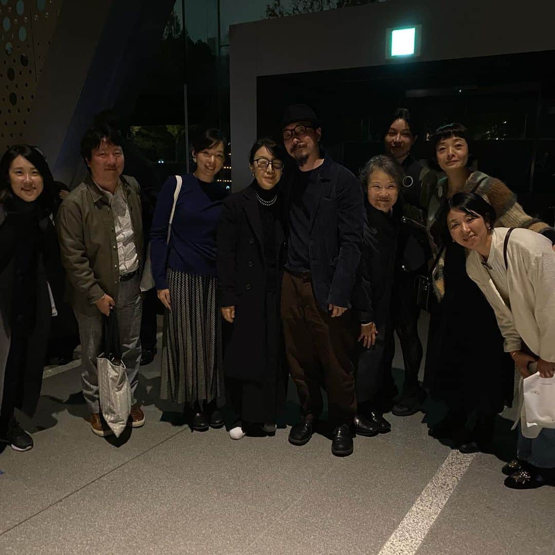 林信行さんのインスタグラム写真 - (林信行Instagram)「１つ１つが個性的でステキだけれど、それでいてどれももminä的。 #東京都現代美術館 の通路の80mを使った 皆川明さん、日本では初めてのランウェイショー、 #minäperhonen　1995-2020→SS/AW COLLECTION　TIME・ME・IT  ランウェイの中央から出てきて、左右どちらから先にキャットウォークするかもバラバラなら 走っている人、ものすごくゆぅっくり歩いているモデルも入れッバ、真っ直ぐ歩く人、ジグザグに行く人もいたりと 楽しいランウェイショー。 演出はluftzugの遠藤さん（＝我らがエンちゃん）。贅沢な生演奏に加え、すべての座席がFMラジオが置かれていて、FMトランスミッターで、 シンクロしたノイズ音が、無機質なようでいて、雨だったり風ったりのような、自然な音をつくりだしている。  誰かが「minäなのに、なんか凄く大人っぽい」と言っていたけれど、私も同じ感想。 これまでのミナペルホネンの優しい世界観とは少し違う、少しクールな感じもするノイズの混じったクラシック音楽、 実は予想以上にミナペルホネンの世界観を増強しているように感じました。 わずか300席に数千人の応募があったというファッションショー。 いい思い出になると同時に、東京都現代美術館の新たなポテンシャルを知る機会になりました。  よく考えると、私は現美のファッション関係の展覧会とは縁が深くて、2012年もFUTURE BEAUTY展のレセプションに来ていて、 その時に、今ではすっかり親友のSOMARTA率いるSOMA DESIGNの２人と（廣川玉枝、福井武）出会っていることに最近気がつきました  リニューアルしたとはいえ今もそのまま残っている、あの通路、実はそういう意味でも非常に思い出深い場所！ そこで皆川さんの国内初のランウェイショー見れたのはなんとも感慨深かったです 😉」11月26日 1時07分 - nobihaya