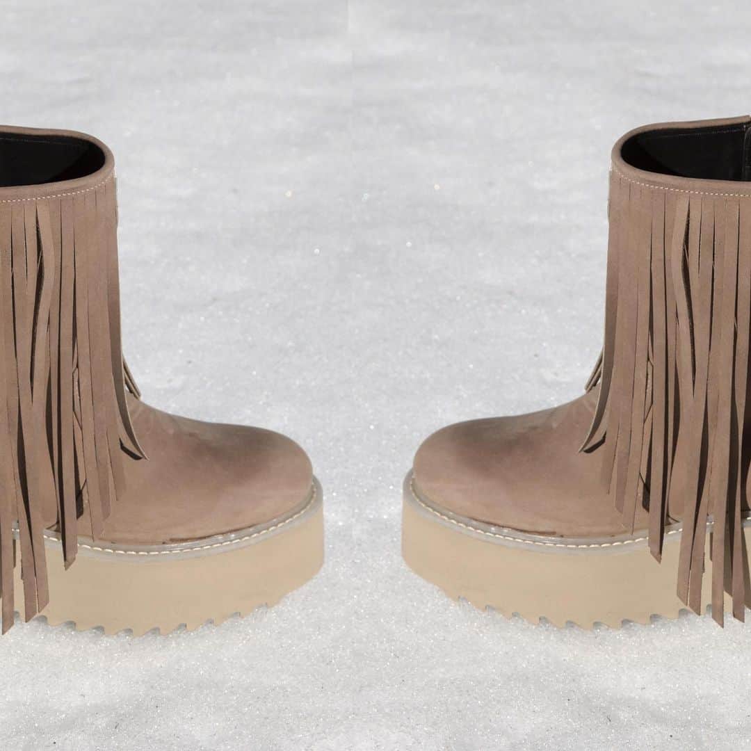 ブルーノボルデーゼさんのインスタグラム写真 - (ブルーノボルデーゼInstagram)「COACHELLA  @brunobordese IN STORE NOW. #brunobordese #woman #boots  ww.brunobordese.com . . . . . . . . #brunobordese #fridaysforfuture #coachella #style #mood #nature #city #shoesoftheday #shoes #leather #fringed #special #wedge #esclusive #iconicshoes #shoesdesign #shoesaddict #fashionshoes #instashoes #loveforshoes #wintershoes #fashiondesign #madeinitaly #shoesaddict」11月26日 1時13分 - brunobordese_official