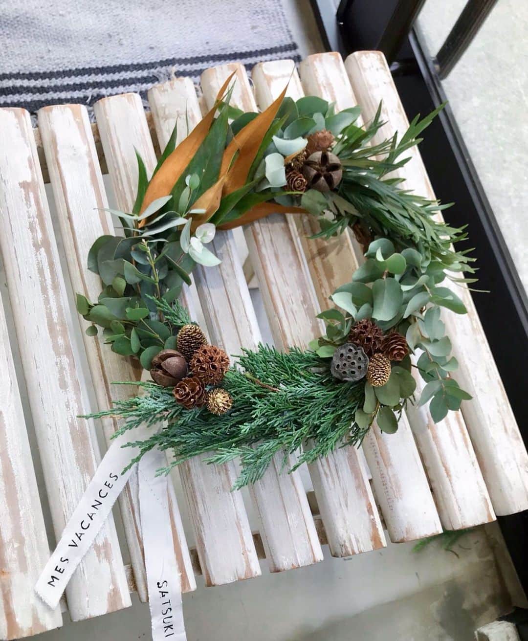 のインスタグラム：「リースづくり🌲🌿 ⠀ いつも衣装でもお世話になっている、 @mes_vacances_official のLIMITED STOREで ⠀ @satsukitsunada さんのワークショップ クリスマスに向けてリースを作りました😊 ⠀ ⠀ たくさんある葉や枝から 好きなものを選んで、バランス考えて…って 夢中になっちゃいましたーー。 ⠀ 1つ作るのに、1時間くらいはかかるけれど 楽しくて、楽しくて、何個でも作れそうです。 ⠀ ⠀  リースについているリボンは、﻿ 使用済み自動車のエアバッグの再利用で リサイクルにもなっています🙌💓 ﻿ ⠀ ⠀ ⠀ ステキな体験ができてHAPPYな今日でした💭 ⠀ ⠀ ⠀ ⠀ ‪#MESVACANCES #ミヴァコンス #sustainable #sustainablefashion #ethical #SDGs #xmas  #サステイナブル #エシカル #ライフスタイル #旅  #リース作り #メイドバイドキン #ハンドメイド」