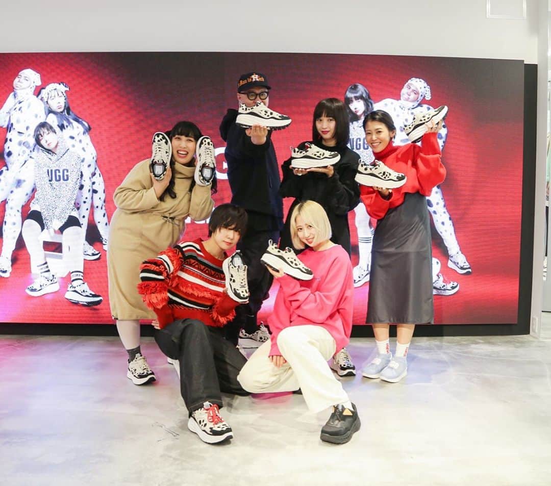 小川暖奈のインスタグラム：「@atmos_pink_flagship_harajuku さんにて 「スニーカー女子会Vol.2 ”UGG CA805 X LOW for ATMOS”編」でした！ . VISUALの撮影もさせていただいた、 UGG®︎×atmos 別注モデルのスニーカーとパーカー、めちゃくちゃ可愛いです、、！ . ダルメシアン柄のスニーカー、意外とどんな服にも合う〜〜！私はカラーパンツやカラータイツと合わせるのおすすめ！ ぜひ、手に取って履いてみてね！🥰 . そして出来立てほやほやの、 スニーカーについて一緒に学んで一緒にスニーカーをもっともっと好きになってくための #スニ女子会 もよろしくお願いしますー！ 次回は12/12！ 会場: @atmos_pink_flagship_harajuku」