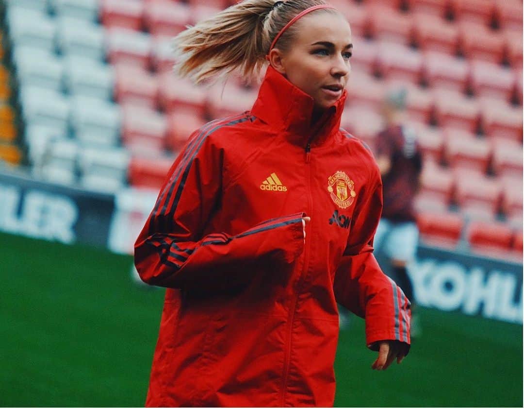 ジャッキー・グローネンのインスタグラム：「This club😍 @manutdwomen 📸 @sio_chamberlain」