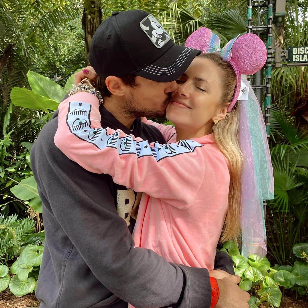 ギド・ページャのインスタグラム：「Arrancaron mis vacaciones con ella ❤️❤️❤️❤️ te amo @stephaniedemner.」