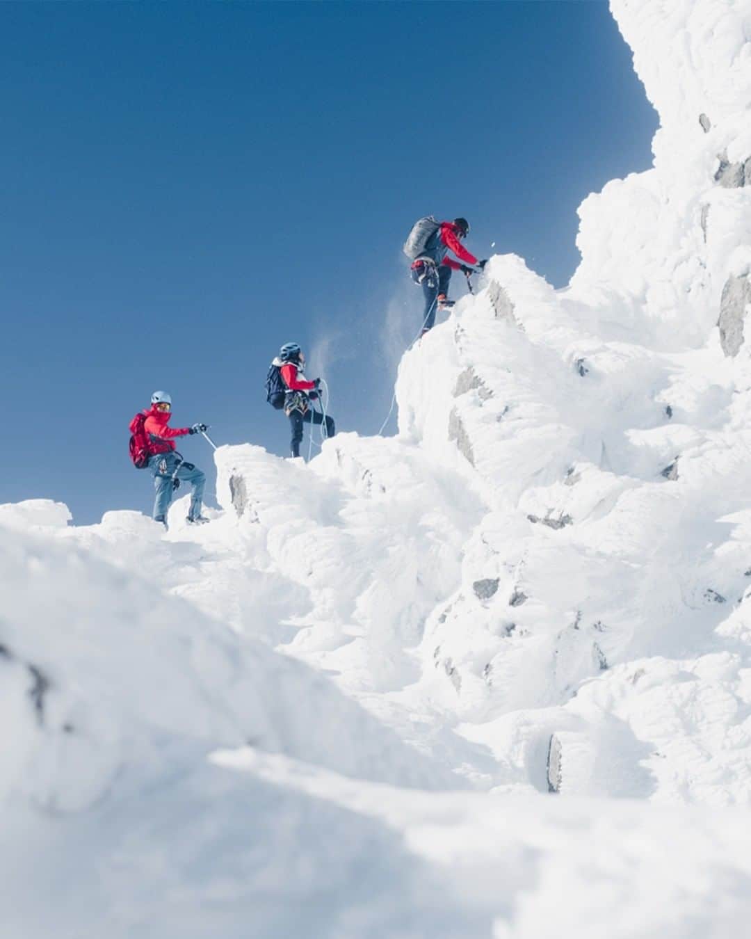 ミレーさんのインスタグラム写真 - (ミレーInstagram)「When alpine ridges try to look like their patagonian cousins... . 📷 @lesothers .  #MilletRiseUp  #alpinisme #alpinism #alpinismo #mountaineering」11月26日 1時33分 - millet_mountain