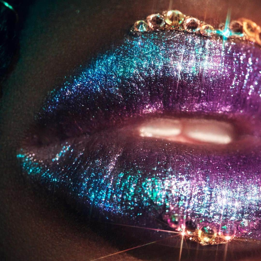 メイクアップアートコスメティックスさんのインスタグラム写真 - (メイクアップアートコスメティックスInstagram)「Star Studs – for when glittery Lipstick isn’t extra enough. Paired with Kiss Of Stars Lipstick in Asterisk. #MACStarringYou」11月26日 1時36分 - maccosmetics