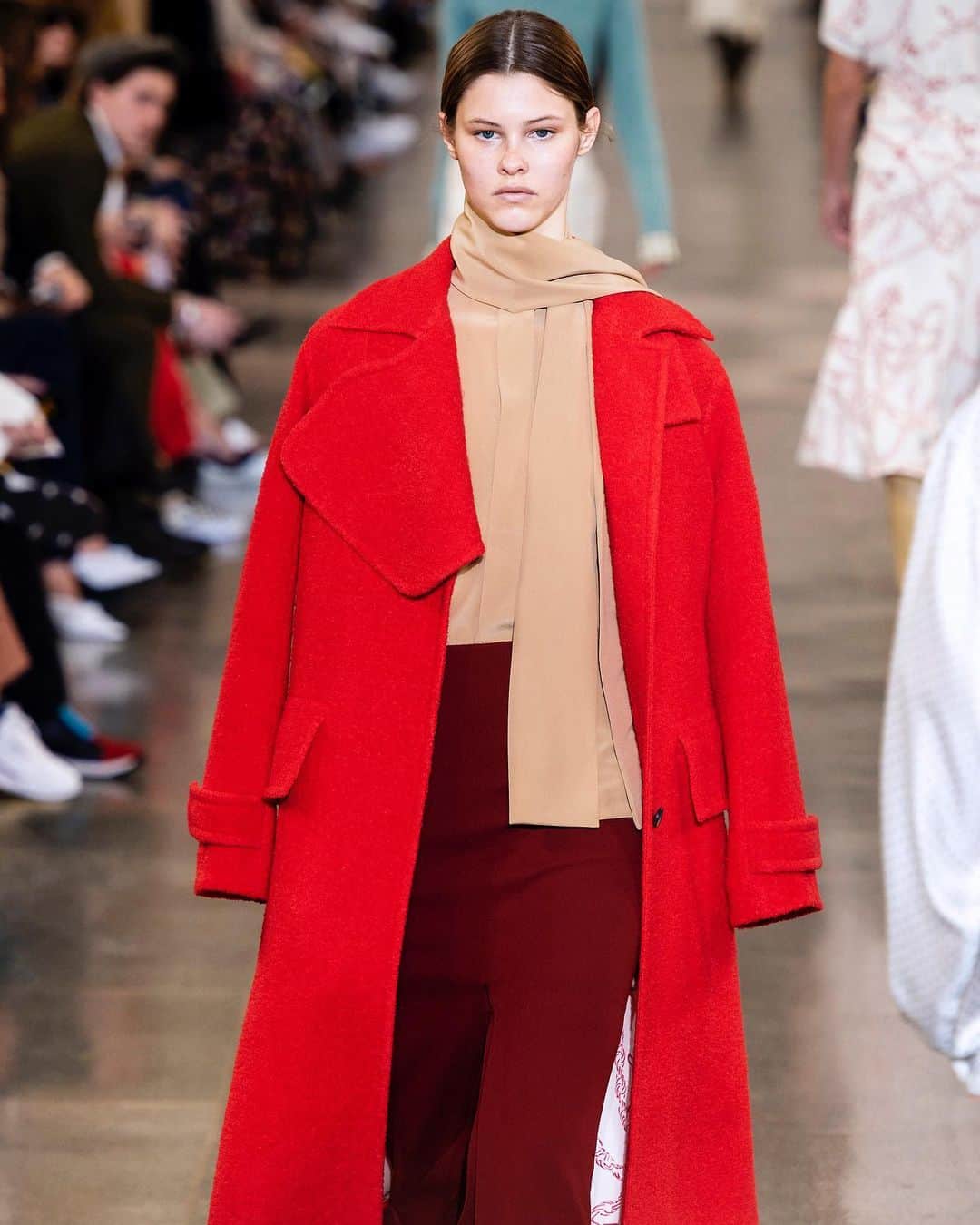 Vogue Italiaさんのインスタグラム写真 - (Vogue ItaliaInstagram)「Red coats have always been the most fascinating key items for cold days. For this Fall-Winter 2019-2020 season, a series of designers reintroduced them in their collections: from essential and minimalist to more eccentric ones, discover at the link in bio a selection of the must-have red coats of the season. A selection by @lauratortora_vogueit」11月26日 1時37分 - vogueitalia
