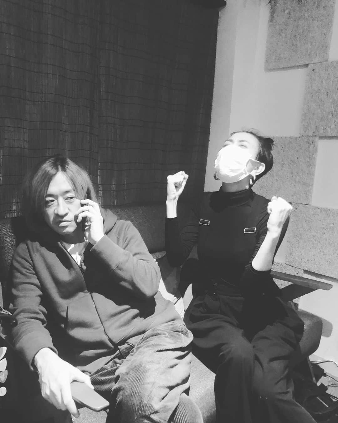 LOVEのインスタグラム：「できた...！ できたできたできた！！ 2020年、元旦リリースの曲。  できました... 達成感、セレブレーション溢れる人。 に対してツアー明けでよく作業できましたね&途中寝てましたよね、の井上氏。  撮影ed by engineer服部氏。  ああ。ありがたき。」