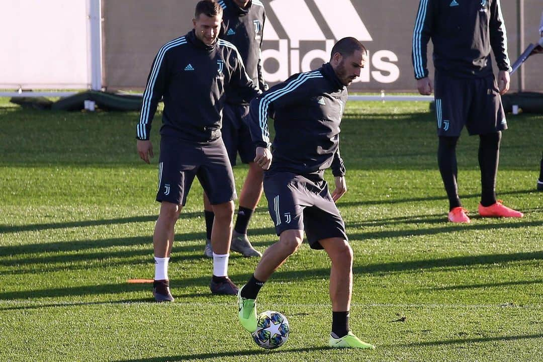 レオナルド・ボヌッチさんのインスタグラム写真 - (レオナルド・ボヌッチInstagram)「Getting ready for another Champions’ night!  #LB19 #FinoAllaFine」11月26日 1時49分 - bonuccileo19