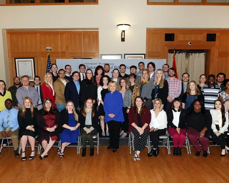 ヒラリー・クリントンさんのインスタグラム写真 - (ヒラリー・クリントンInstagram)「It's always such a joy to visit students at the University of Arkansas @ClintonSchool of Public Service, a hands-on graduate program on the grounds of the Clinton Presidential Center in Little Rock. We took a photo together and then chatted afterwards. I've said it before and I'll say it again: we need young people more than ever in public service. There’s a lot of hard work to be done and so much room for imagination.」11月26日 1時51分 - hillaryclinton