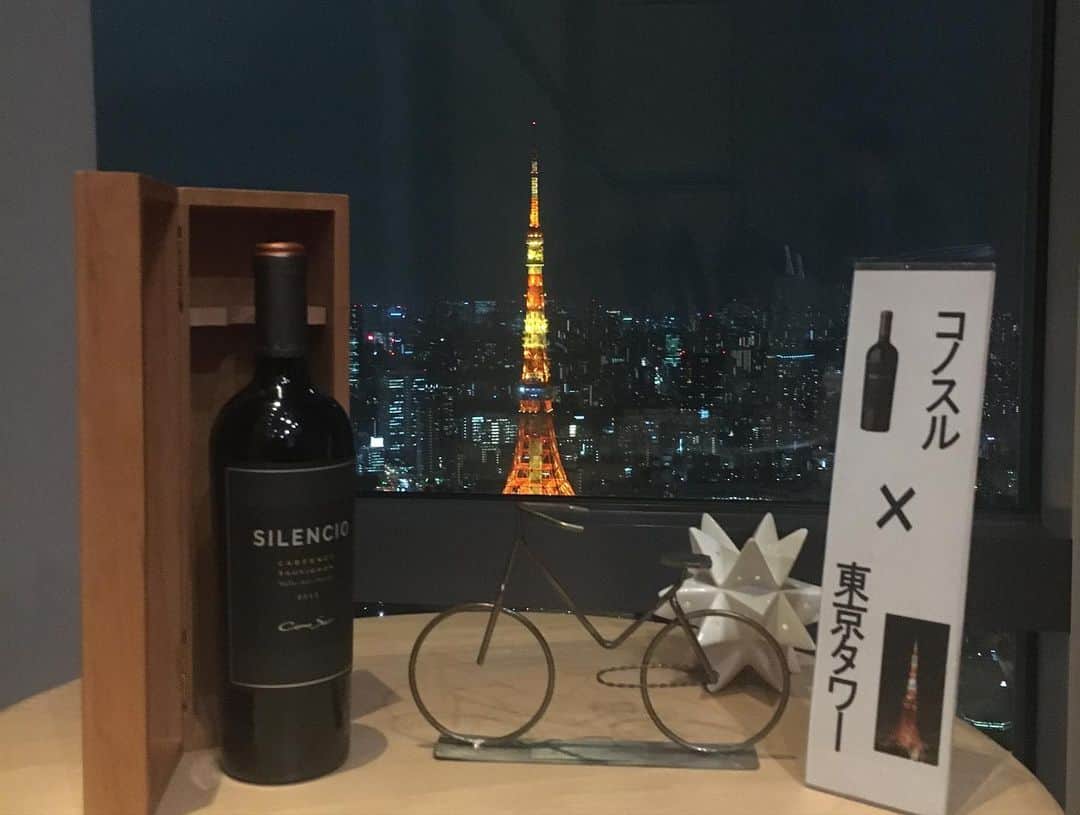 森澤祐介さんのインスタグラム写真 - (森澤祐介Instagram)「. 虎ノ門ヒルズ51Fの「アンダーズ東京」で開催されたcono surというワインのメーカーズディナーにご招待いただきました。 . 最近覚えた事ですが、ワインを頂いたあとにコメントを求められて迷った時に便利な言葉は「いやー、このワイン面白いですね」だそうです（笑） @andaztokyo #drentychocolate #ドレンティチョコレート」11月26日 1時52分 - yusuke_morisawa