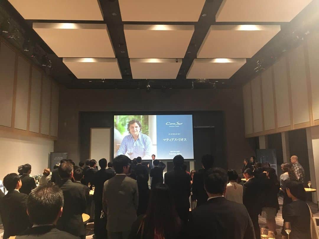 森澤祐介のインスタグラム：「. 虎ノ門ヒルズ51Fの「アンダーズ東京」で開催されたcono surというワインのメーカーズディナーにご招待いただきました。 . 最近覚えた事ですが、ワインを頂いたあとにコメントを求められて迷った時に便利な言葉は「いやー、このワイン面白いですね」だそうです（笑） @andaztokyo #drentychocolate #ドレンティチョコレート」