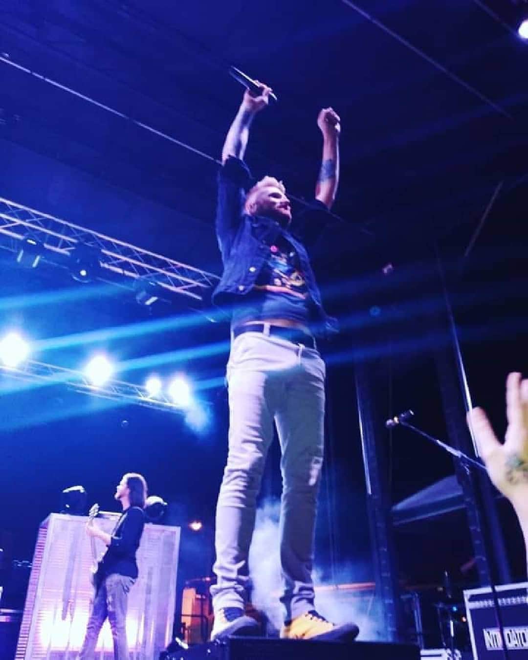 ヒンダーのインスタグラム：「YOU ALL ROOOCKKK! 🎸🎸🎸🔥🔥 . 📸: Tori Bailey」