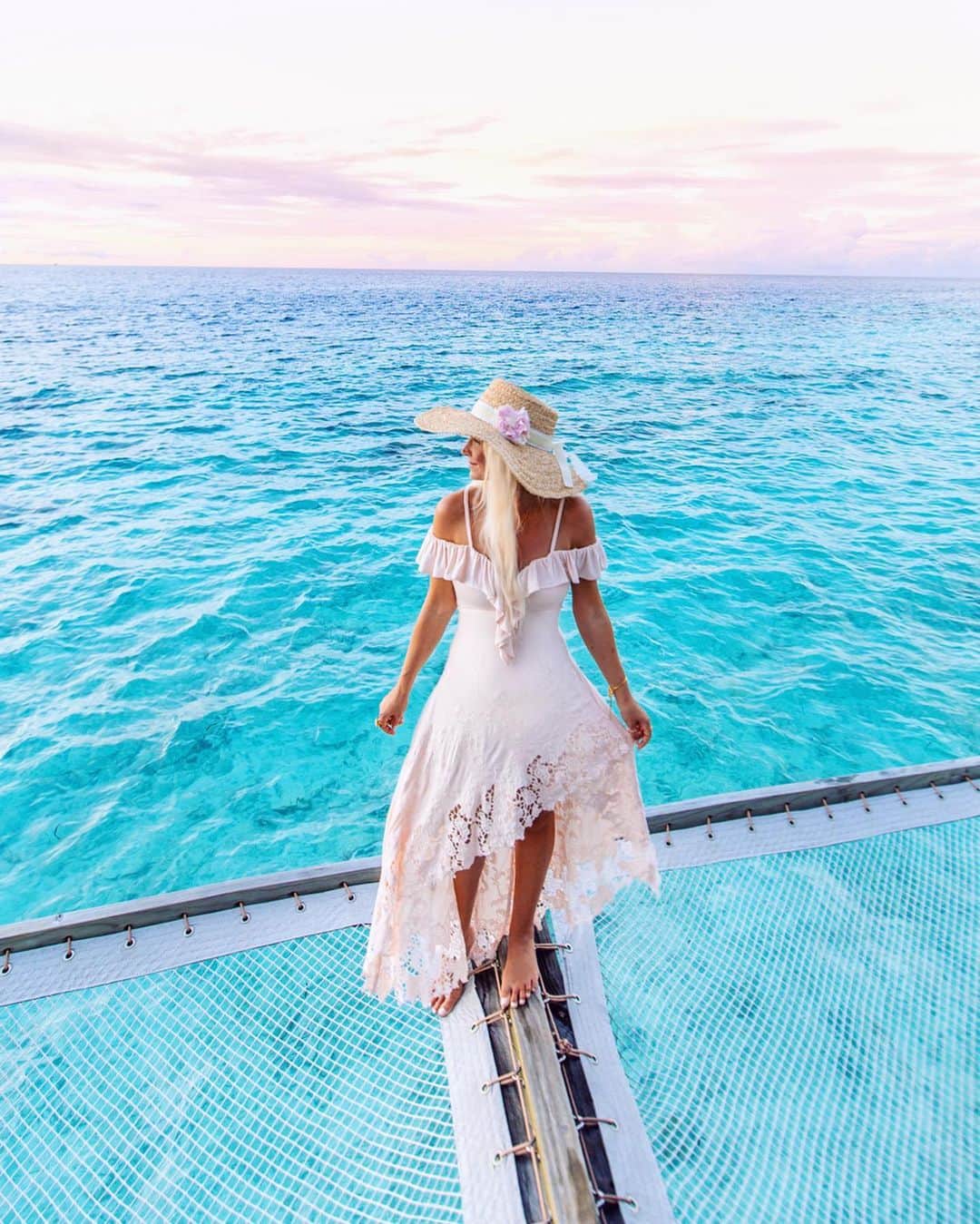さんのインスタグラム写真 - (Instagram)「Loving that easy barefoot holiday style 🐚 Here are some of my favorite looks and beautiful moments from our recent Maldives trip 🌴 . Wearing @milanjafashion @sky @arnhem_clothing @pitusa.co #tapfortags . Which one is your fave? Look 1,2,3,4 or 5? . 📸 @bobbybense . #maldives #visitmaldives #ootd #bohostyle #resortstyle #luxurytravel #beautifulmaldives #beautifulhotels #luxuryresort #style #travelblogger #sunsetpics #GLLSunsets #beachesnresorts #wonderfulplaces #happyhour #sixsenseslaamu #luxurytravel #familytravel」11月26日 2時04分 - helen_jannesonbense