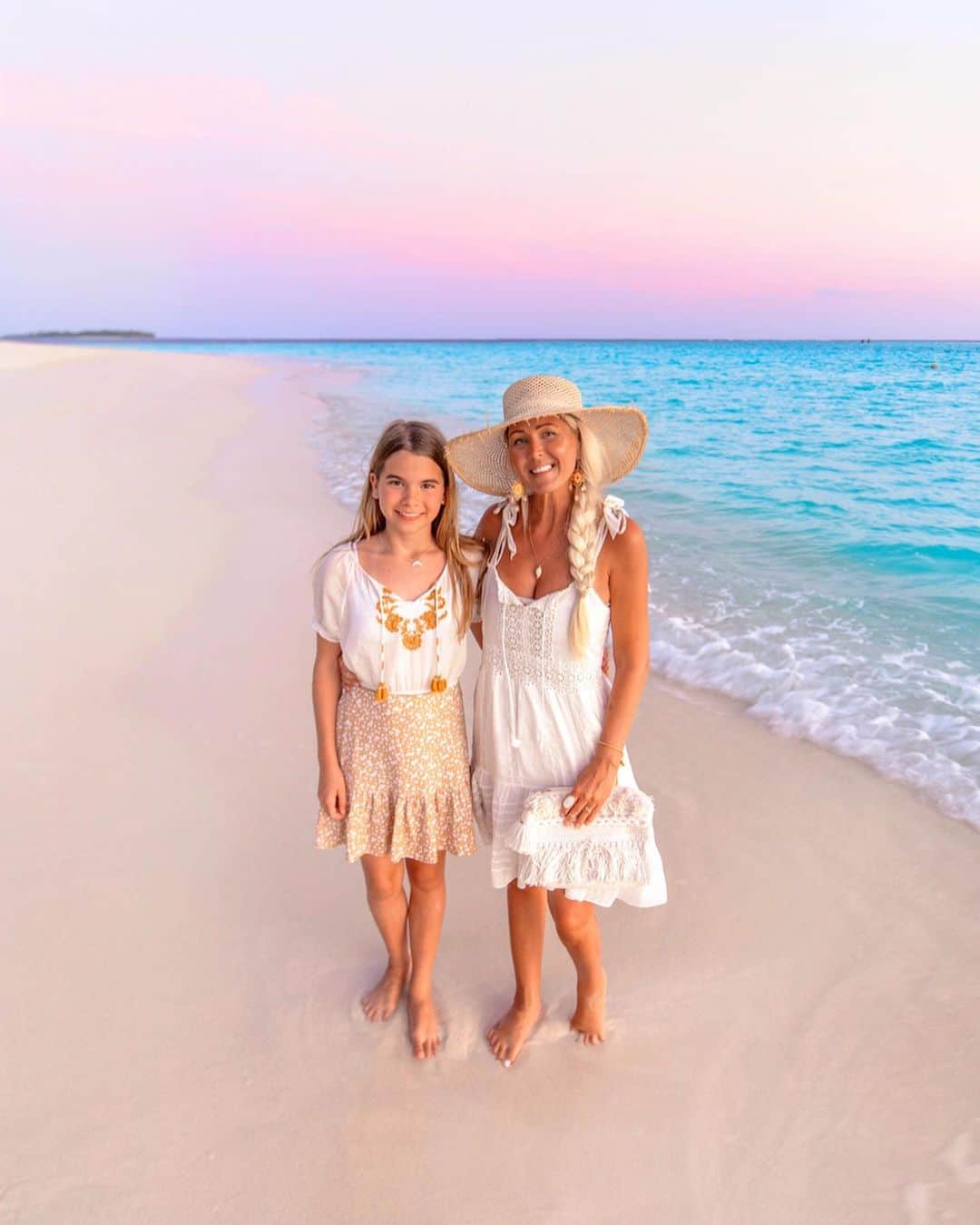さんのインスタグラム写真 - (Instagram)「Loving that easy barefoot holiday style 🐚 Here are some of my favorite looks and beautiful moments from our recent Maldives trip 🌴 . Wearing @milanjafashion @sky @arnhem_clothing @pitusa.co #tapfortags . Which one is your fave? Look 1,2,3,4 or 5? . 📸 @bobbybense . #maldives #visitmaldives #ootd #bohostyle #resortstyle #luxurytravel #beautifulmaldives #beautifulhotels #luxuryresort #style #travelblogger #sunsetpics #GLLSunsets #beachesnresorts #wonderfulplaces #happyhour #sixsenseslaamu #luxurytravel #familytravel」11月26日 2時04分 - helen_jannesonbense