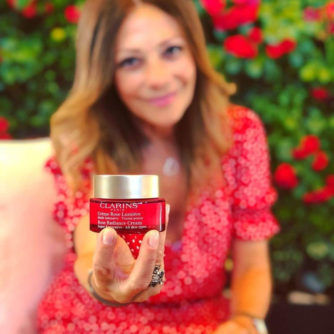 Clarins Españaさんのインスタグラム写真 - (Clarins EspañaInstagram)「@angelaborjastyle sabe que una piel más densa es una piel que se ve más joven. ✨  Por eso ella elige la nueva crema Rose Lumière Multi Intensiva para cuidar su piel.  Además... ¡nos ha confesado que le encanta su aroma! 🌺  #Clarins #MultiIntensive #RoseLumière」11月26日 2時01分 - clarinsespana