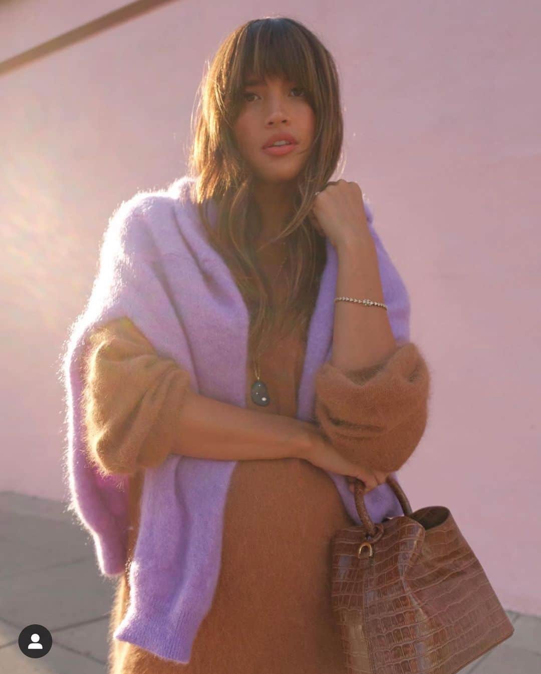 アメリカンビンテージのインスタグラム：「Mum to be @rocky_barnes in total look #americanvintage #womenswear #menswear #fashion #fw19 #fallwinter19 #collection #knitwear #denim #coat」