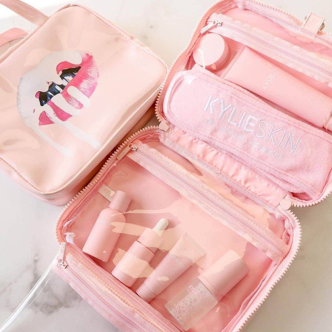 クリス・ジェンナーさんのインスタグラム写真 - (クリス・ジェンナーInstagram)「@kylieskin mini sets and travel cases are available NOW at KylieSkin.com 💕💕 getting these for everyone for the holidays!! #KylieSkin @kyliejenner」11月26日 2時13分 - krisjenner