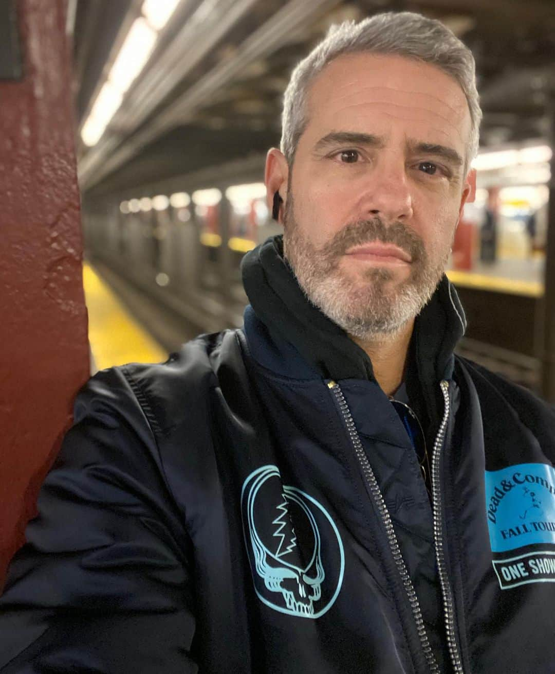 アンディー・コーエンさんのインスタグラム写真 - (アンディー・コーエンInstagram)「Fun With Portrait Mode N’ Smizing While Awaiting the F Train!」11月26日 2時13分 - bravoandy