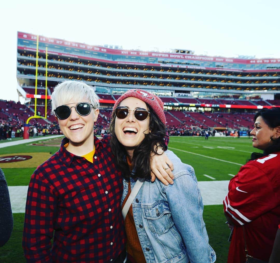 ハナー・ハートのインスタグラム：「Last night we were SportzGrlz™️and went to see @49ers play the @Packers. What a crazy game! So many footballs! 🏈 ... Also I definitely tried to convince everyone to see #FROZEN2 again after. No takers. 🤷🏼❄️」